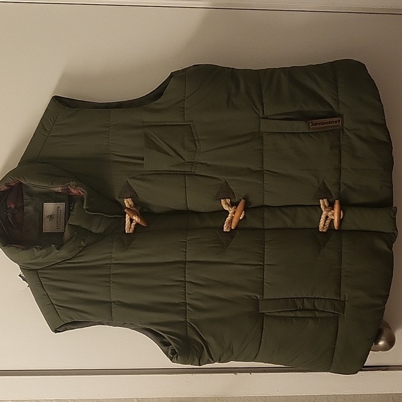 Legendary Whitetails Jackets & Blazers - Legendary Whitetails Quilted Toggle Puffer Vest. Size 2XL